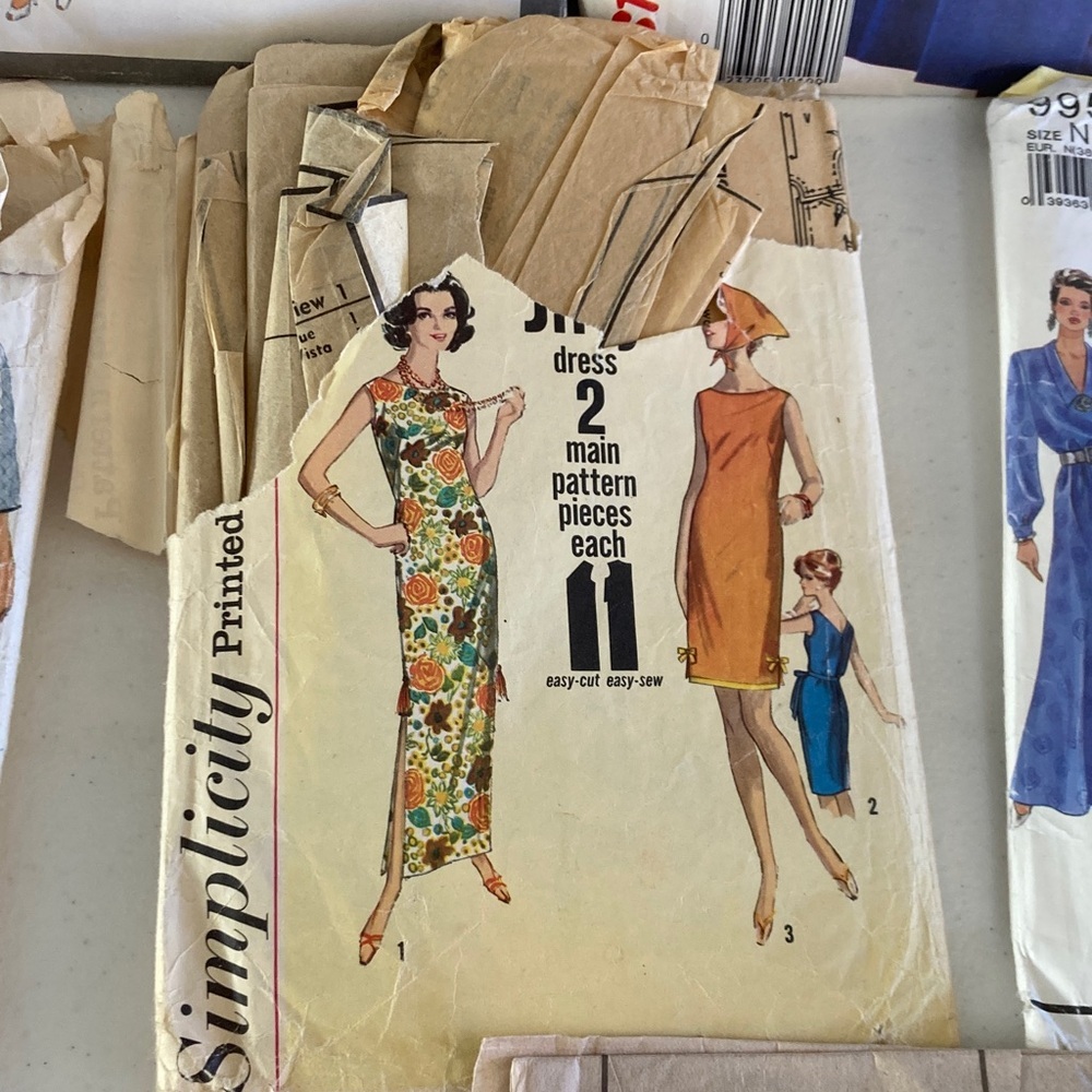 7 Vintage Dress Patterns + 4 Mystery Unpackaged Patterns - Picture 7 of 12